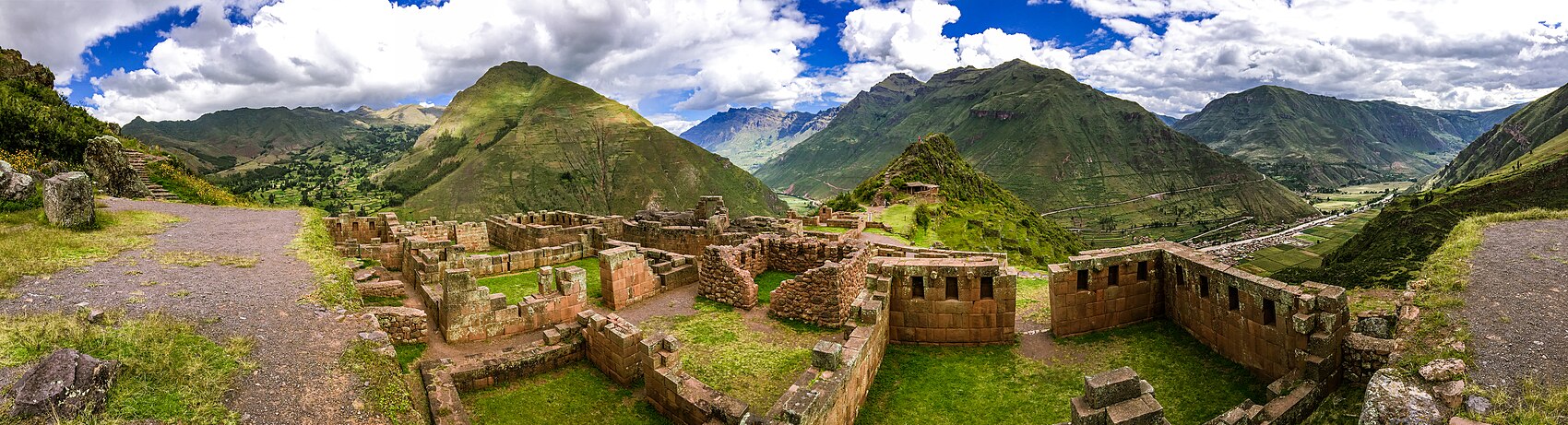 Vista del pueblo de Písac desde las alturas con la plaza de armas, el mercado artesanal y las ruinas incas en la montaña al fondo, Valle Sagrado, Cusco, Perú